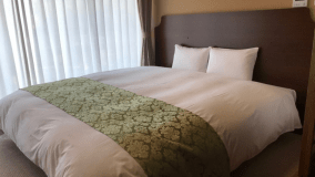 【和洋室の寝心地抜群！シモンズベッド】ワイドなサイズでゆっくりとお休みいただけます