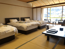 【客室のご案内】
１５畳の和室にトリプルベットのお部屋です。
お布団は２枚敷いて最大５名様迄ご利用いただけます。
■冷暖房完備（個別空調）
■寝具
　シングルベッド3台
　和布団2枚
■設備
　洗浄機能付トイレ、洗面台
■備品
　液晶テレビ、金庫、持込専用冷蔵庫、湯沸しポット、グラス、ドライヤー、館内用スリッパ