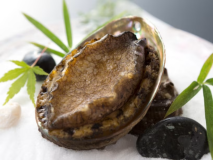 新鮮な鮑を踊り焼きでご賞味くださいませ。 新鮮な鮑を踊り焼きでご賞味くださいませ。