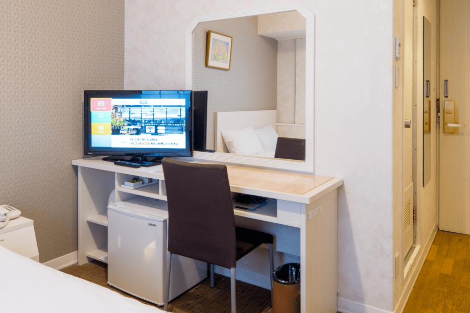 シングルルームデスク周りイメージ