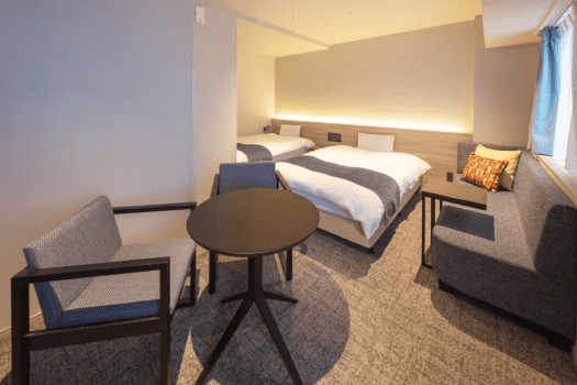 デラックスツイン　シャワータイプには大きなラウンドテーブルもあり　食事や作業にお役立ち