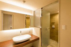 ユニバーサルツイン　リビングと寝室の2室で構成された客室　水回りも広々