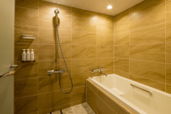 ユニバーサルツイン　リビングと寝室の2室で構成された客室　ゆったり足を伸ばせるバスタブ