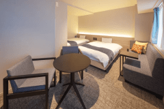 デラックスツイン　シャワータイプには大きなラウンドテーブルもあり　食事や作業にお役立ち