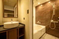 デラックスツイン　「洗い場付きバスルーム仕様」と「シャワー仕様」があります　※ご指定いただくことはできません