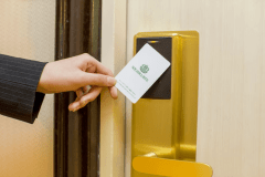 カードキーで簡単解錠　外出時もフロントに預ける必要はありません