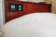 充電に便利！枕元にコンセントあります