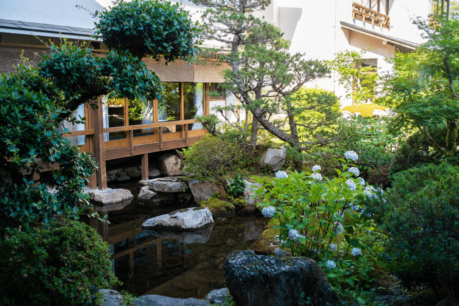 faire-bassin-de-jardin-deco-exterieure-galets-fleurs