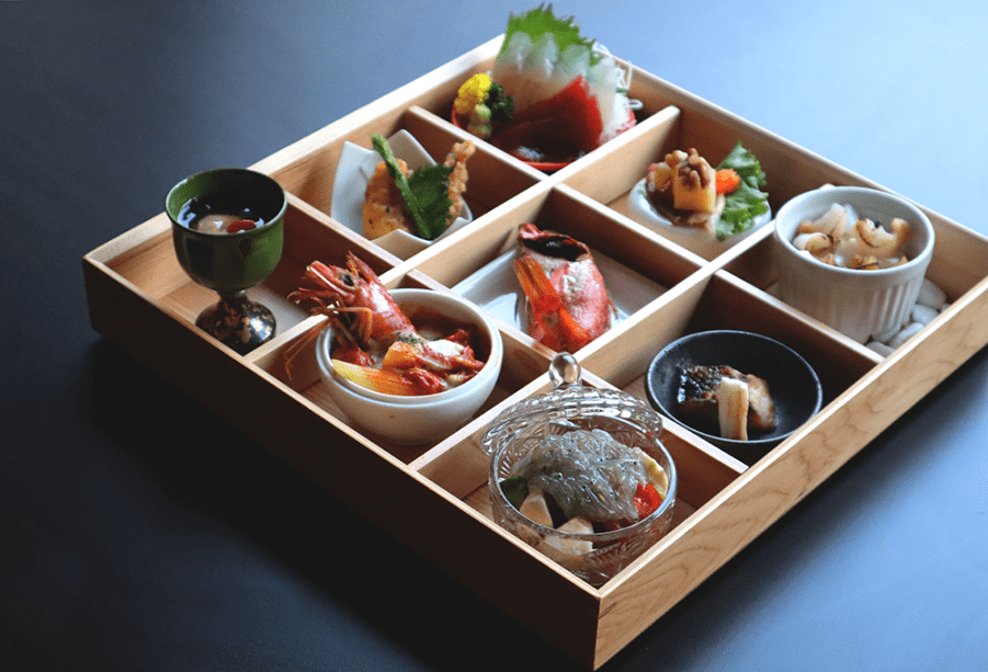三朝荘の九つ膳は、鳥取の旬の素材、季節の食材を使用した創作料理です。