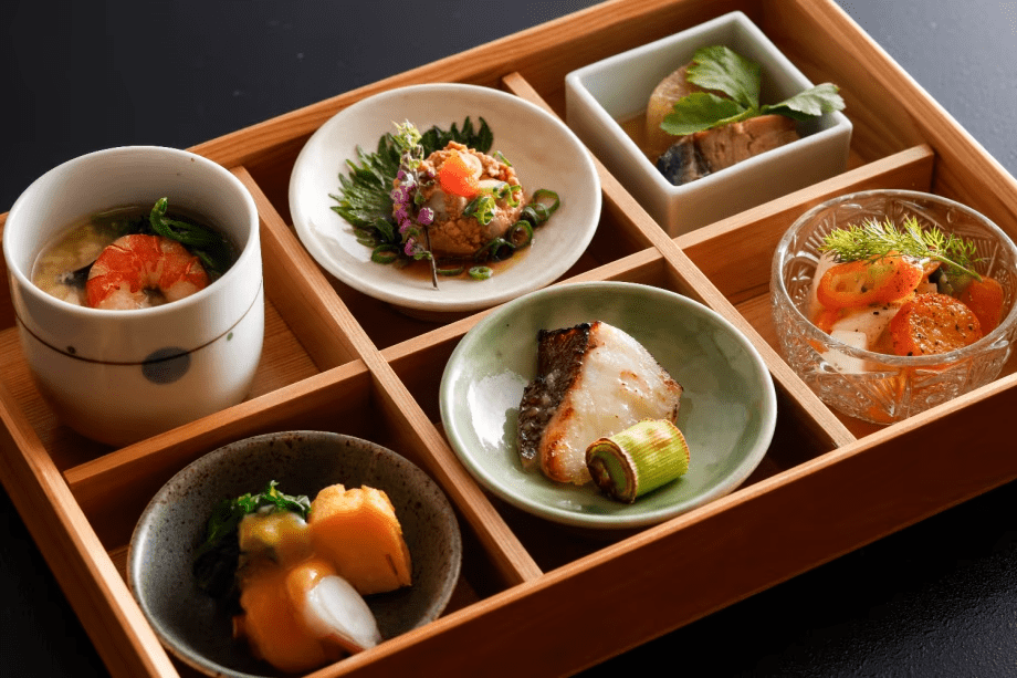 季節の逸品を少しずつ、贅沢に。三朝荘のこだわりが詰まった六つ膳。目にも麗しい旬の香りが広がります／例