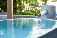 源泉掛け流しのラドン温泉、こちらは露天風呂です。ミニマルな大きさのため、少人数でゆっくりとお入りいただけます。