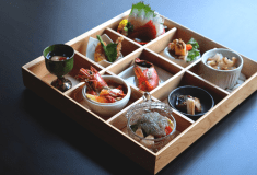 三朝荘の九つ膳は、鳥取の旬の素材、季節の食材を使用した創作料理です。