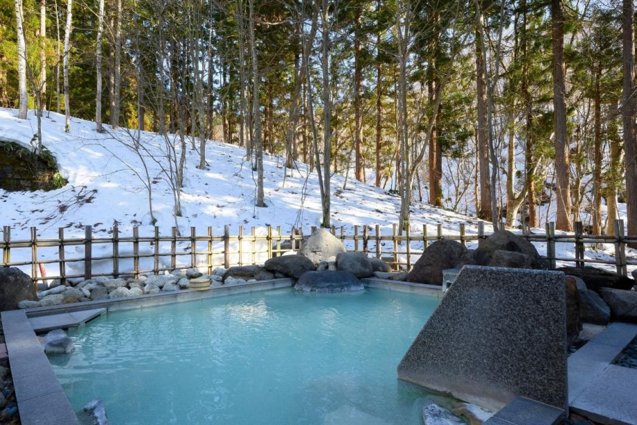 蔵王の風薫る露天風呂で木々や木立を眺めながら爽やかな風を体感ください。