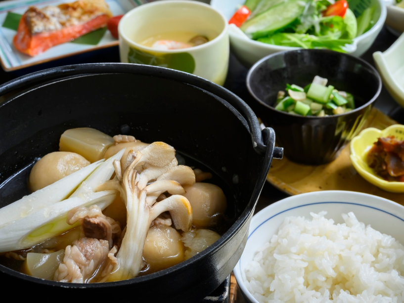 【朝食】「芋煮鍋」「だし」など、山形の郷土料理を盛り込んだ、季節のご朝食一例です。 【朝食】「芋煮鍋」「だし」など、山形の郷土料理を盛り込んだ、季節のご朝食一例です。