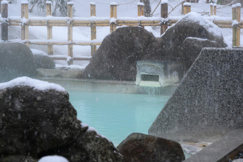 冬季の露天風呂。雪見風呂の風情をお楽しみください。