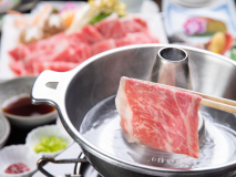 【しゃぶしゃぶ】蔵王牛の旨味を存分に味わえるしゃぶしゃぶ鍋。特製のつけダレでお楽しみください。
