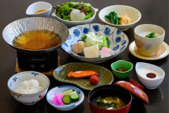 【朝食】美味しい御飯とあたたかいお味噌汁、少し懐かしく感じられる日本の朝食です。