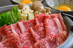 蔵王の大自然の中で愛情たっぷりに育てられた「蔵王牛」を、特製の割り下と新鮮な卵でご堪能ください。