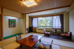 お部屋から眺める山々は、まるで絵画のように時間が止まったような静かな景色です。