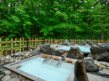 源泉を存分にご堪能頂ける当館の温泉。お肌もツルツル、体も芯から温まります。