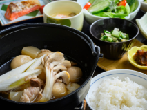【朝食】「芋煮鍋」「だし」など、山形の郷土料理を盛り込んだ、季節のご朝食一例です。