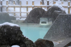 冬季の露天風呂。雪見風呂の風情をお楽しみください。