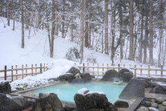 雪が積もる山の中に佇む温泉。暖かい温泉でじっくりとあたたまる寛ぎのひととき。