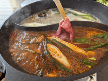 【冬季限定プラン・2026年２月28日まで】大自然の中で体の芯からポカポカに！ 麻辣火鍋と白湯スープの二色鍋プラン (一泊2食付き)