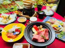 スタンダードな【0泊2食】【日帰り温泉休憩】ランチ：【黒毛和牛陶板焼き・鰻釜飯会席】＆ディナー：【蟹ポーション入海鮮蒸し焼・鯛釜飯会席】付／10:30-20:00まで客室休憩／貸切温泉60分付】温泉大浴場14：30～開放