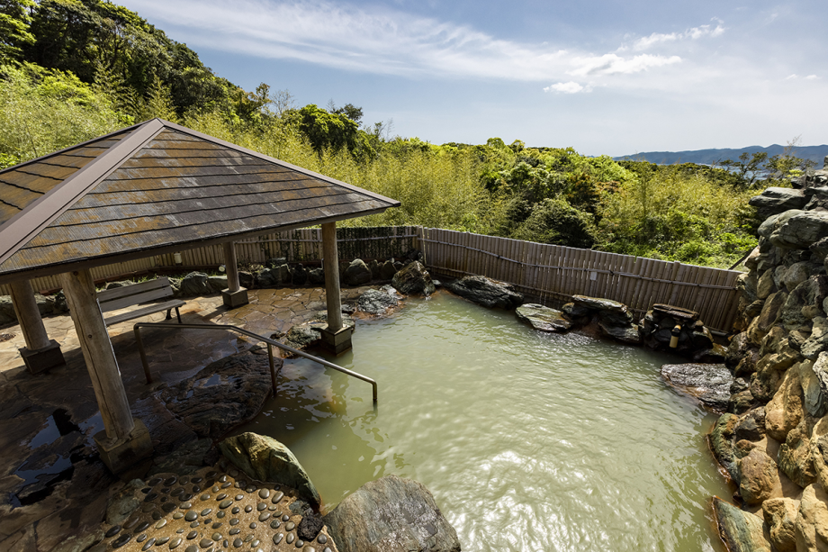 【露天風呂-奥岳温泉】褐色のにごり湯が特徴！疲労回復にも効果があり、身体の芯から温まる天然温泉です