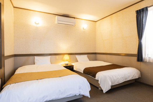 【スタンダードツイン】シングルベッド/37平米（シャワー付）白を基調としたシンプルな内装。