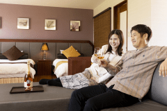 【DXツイン-ジュニアスイート】リゾート感漂う内装のお部屋でふたりだけのゆったりと寛ぎのひとときを