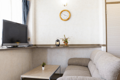 【スタンダードツイン】シングルベッド/37平米（シャワー付）白を基調としたシンプルな内装。