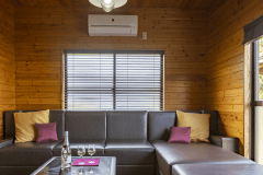 【1棟貸しDXコテージ：1階＋2階】58～67平米/バス付　リビングスペース