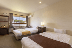 ＜スタンダードツイン＞セミダブルベッド/18平米（バスなし）白を基調としたシンプルな内装。