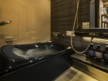 一般客室には肩と腰を“適度な水流の刺激”で心身ともに癒しをあたえる「楽湯 RAKU-YU-」を完備