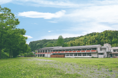 里山に囲まれた自然豊かな学校です