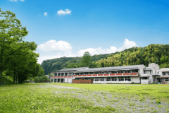 里山に囲まれた自然豊かな学校です