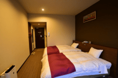 窓側から見たツインルームです