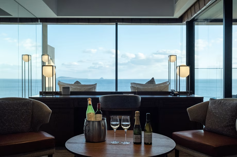 [All-Inclusive]
A special plan limited to three rooms per day, including:
● Dinner & breakfast
● Drinks at the restaurant & bar
● Airport ⇔ Hotel shuttle service