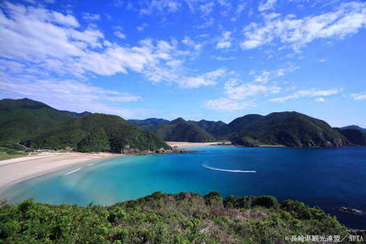 白い砂浜と青く輝く海が言葉にできないほど美しく「日本一美しい海」と称される高浜海水浴場。水平線までコバルトブルーの大海原が広がり、干潮時、砂浜には幻想的な漣の痕が現れます。この模様は、リップルマークとも呼ばれ、押し寄せる波と引いていく波が砂を動かすことで作られています。 白い砂浜と青く輝く海が言葉にできないほど美しく「日本一美しい海」と称される高浜海水浴場。水平線までコバルトブルーの大海原が広がり、干潮時、砂浜には幻想的な漣の痕が現れます。この模様は、リップルマークとも呼ばれ、押し寄せる波と引いていく波が砂を動かすことで作られています。