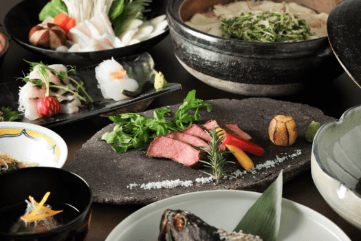 五島牛や近海の魚介、島野菜、南蛮文化の要素も取り入れた祈りの島の食文化をクリスマスバージョンにアレンジ。一皿ごとに祈りと祝福を込めた 2 日間限定の特別会席コースをご提供