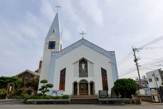 教会で迎える、早朝のクリスマスミサ。潜伏キリシタンの歴史を今に伝える協会で迎える聖なる朝。静かな祈りの中に身を置く時間は、クリスマスの原点を感じる体験です