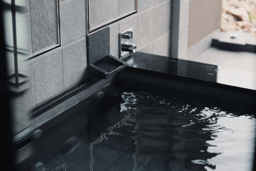 【特徴】塩分が肌に薄い膜をつくり、湯冷めしにくく身体の芯から温まります。やさしい湯ざわりが心身をほどく、深いリトリートへと導きます