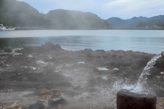 【荒川温泉】福江島の西岸、荒川地区に湧く泉。1856年、地元の代官によって存在が記録されて以来、島の暮らしと寄り添いながら受け継がれてきました