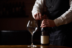 【旅慣れたお客様へ】ソムリエが厳選したペアリングを、会席料理と共にお愉しみいただけます。