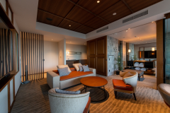 家族団欒スペースは低めの家具やインテリアで小さなお子様連れでも安心の設計です。