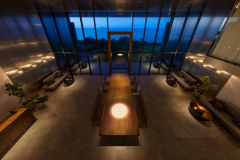 【ロビー】GOOD DESIGN AWARD 2023受賞。特殊加工のアルミパネルを使い、外の景色をぼんやりと映り込ませ、水平線や外の景色をロビー内に映し込んだこだわりの設計・デザイン