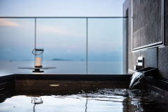 【温泉】五島列島で唯一の高温自噴泉「荒川温泉」肌を包みこむような湯ざわりが特で、神経痛や冷え性、疲労回復などの効能があるとされています