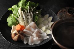 【クエ鍋】引き締まった身は魚というよりも上質な肉のような食べ応え。ふぐや鯛さえも凌駕するその旨味は、一度味わえば忘れられません
